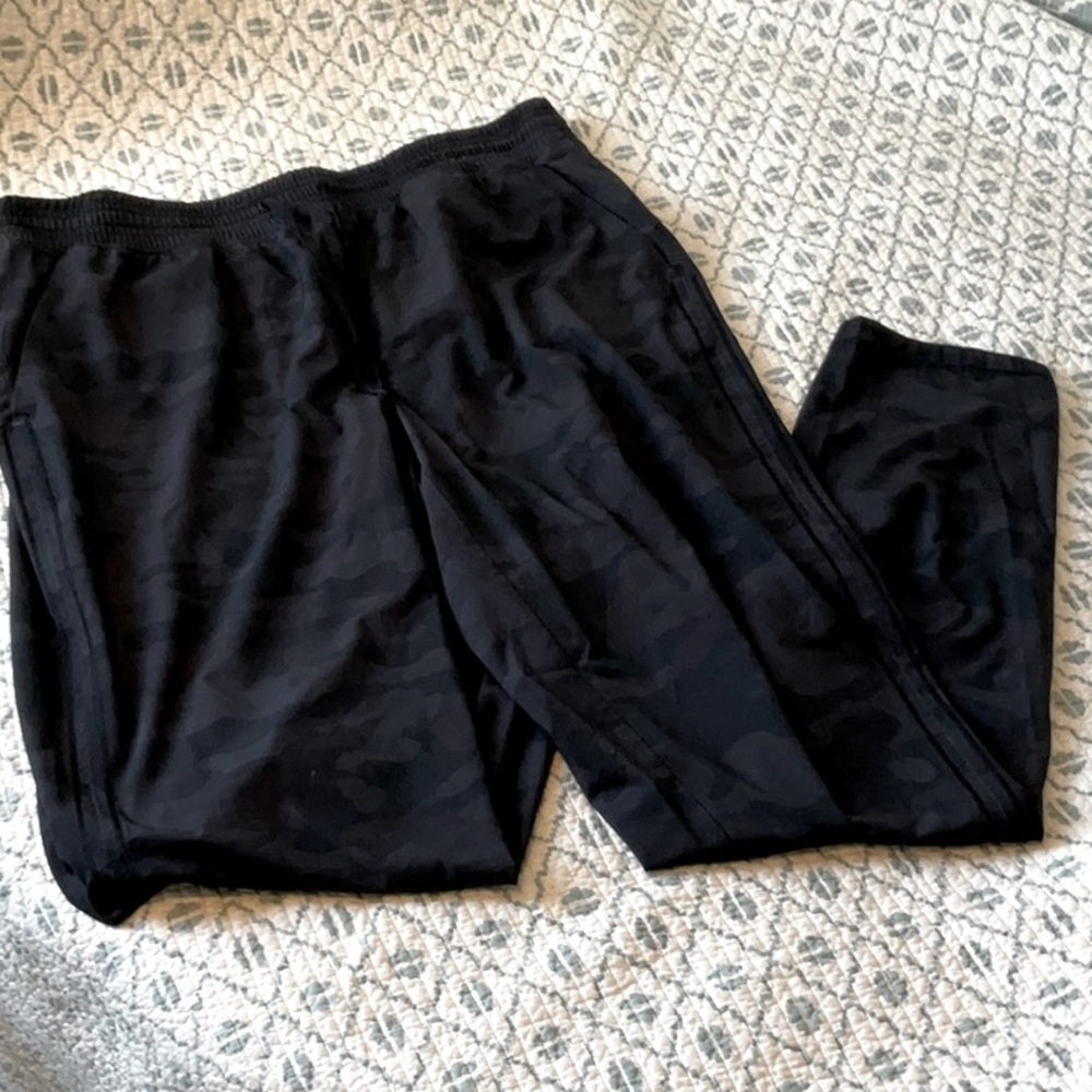 EUC GapFit Recycled Runaround Pants, Med Tall, Camo print